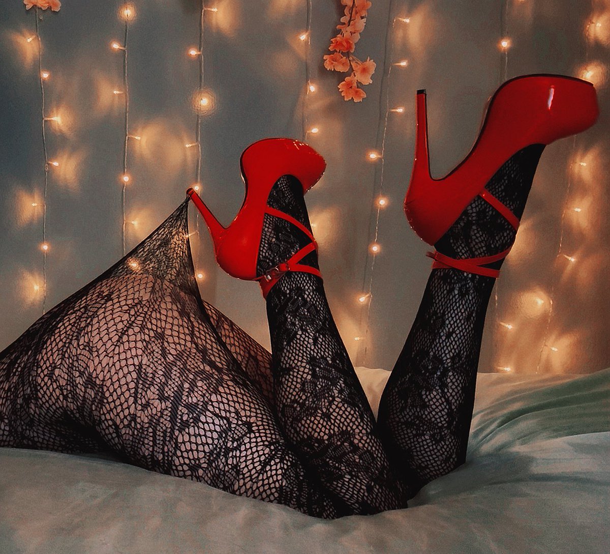 Guess who’s back…. Streaming tonight at 5pm MST 💋 Are you excited?✨💜