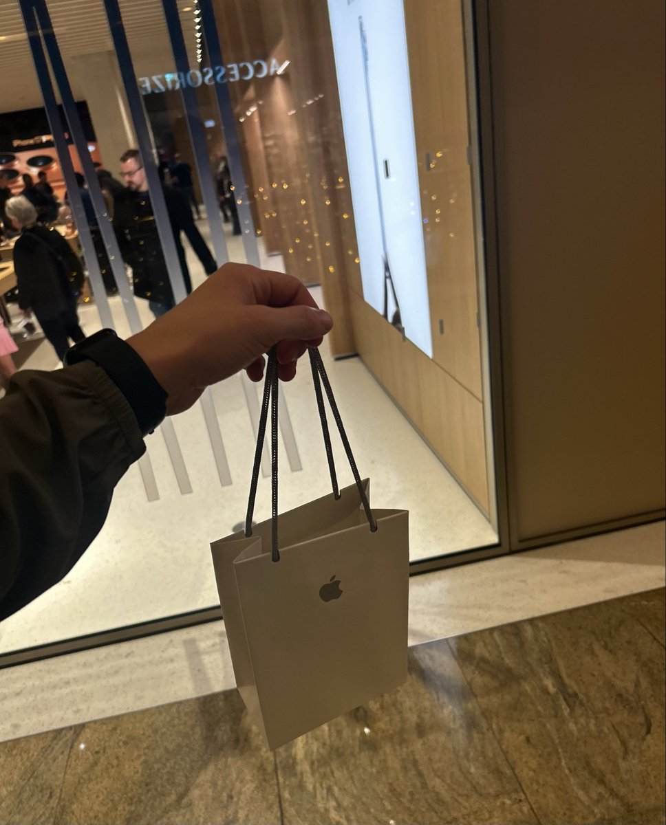 I just bought a new iphone via credit card on <a href="/solana/">Solana</a> 💳

• no off-ramp of funds 
• no unnecessary tax triggered 

just instant credit via apple pay whilst my my bags stay yielding 

2% USDC cashback + 4% XP cashback

good tek