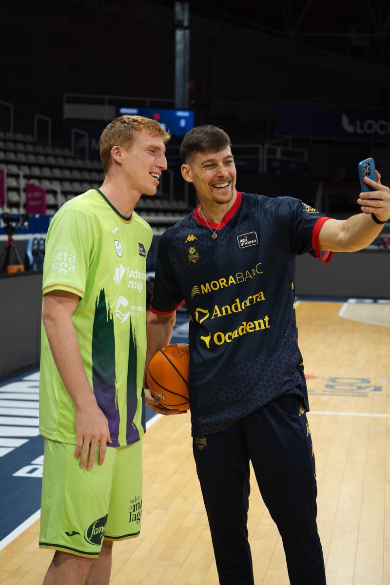 morabancandorra's tweet photo. 📲😄📸

👋🏻 @unicajaCB

#NomesAqui #MaiPor https://t.co/ASGbbE9WLc