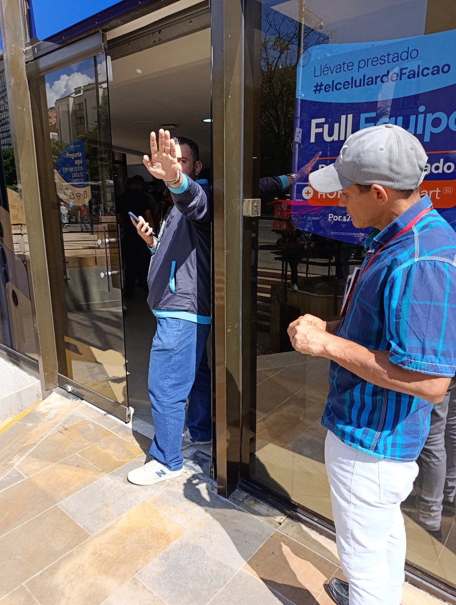 Portu73ccs1's tweet image. Viene uno alas oficinas con el cuento que le cortan la luz no atienden en @Tigo_Colombia cuando falta una hora no soluciona facturas por teléfono y tampoco agencias @sicsuper