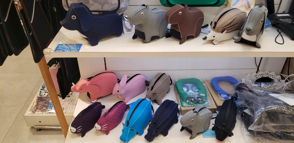 IPPIN39725217's tweet photo. #デザフェス62
◎ヘリテイジ
◎ビッグサイト南棟1階 I-1、I-2(左下辺りのトイレ前付近)
◎11/15-16両日

ウエットスーツ素材で製作したアニマルポーチシリーズ。パンダ、ペンギン、ブダ、カワウソ、シマエナガ(新)、ハシビロコウ(新)等39種。丸洗い防水で実用的
#デザフェス62リポスト
@designfesta https://t.co/keKuzT8oso