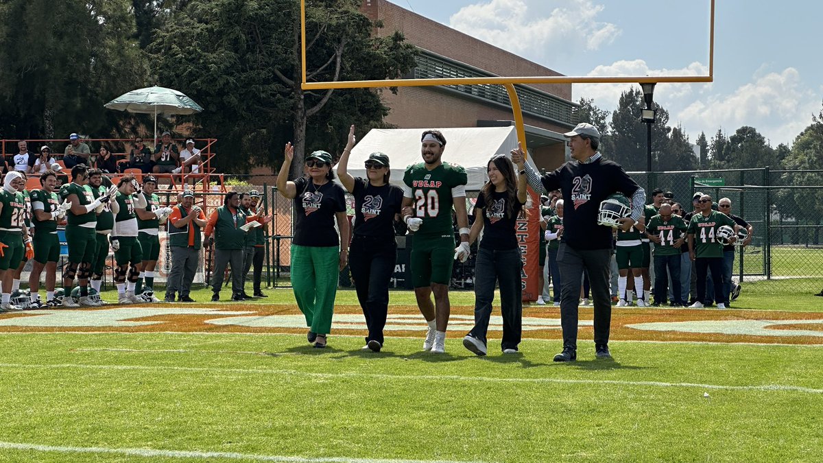 Gracias, Juan Antonio Saint André González (#20), estudiante de la Maestría en Dirección de Negocios, procedente de San Pedro Garza García, Nuevo León.
Tu entrega y liderazgo dejan huella en la historia Azteca. 🏈
#FearTheGreen #AztecasUDLAP