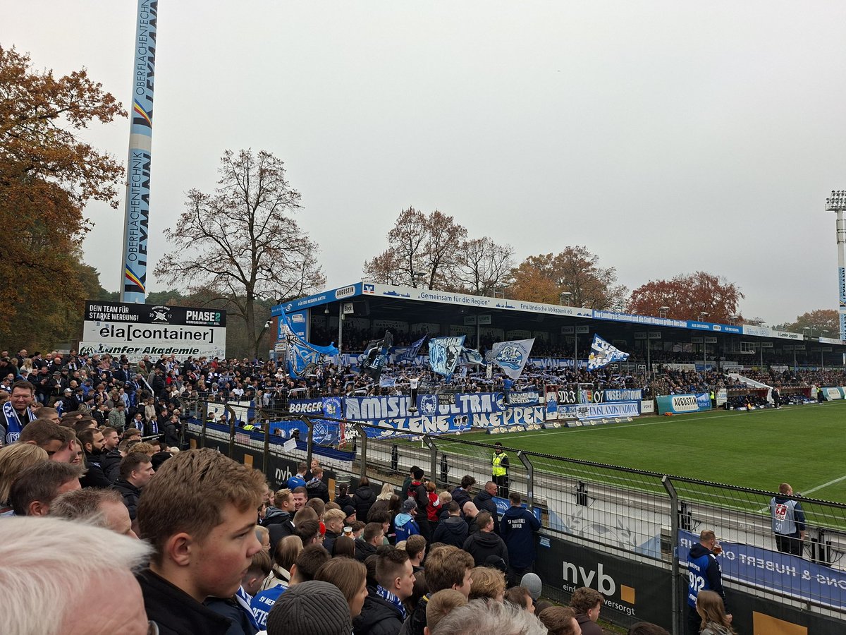 Potje net over de grens in de Regionalliga Nord. sv Meppen pakt in de 98e minuut een punt tegen Kickers Emden. Meer dan 9.000 toeschouwers. Mooi!
#groundhopping #groundhopper #svmeppen #kickersemden