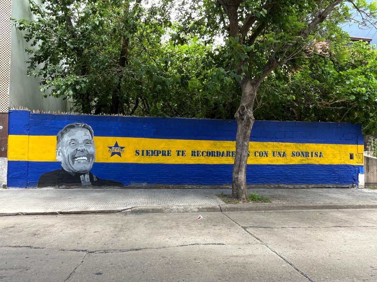 💙💛💙El MURAL en homenaje a MIGUEL ÁNGEL RUSSO en Wenceslao Villafañe 560 en el barrio de LA BOCA.

🔎La Agrupación Azul y Oro armó este reconocimiento y allí estuvieron el hermano, sobrino y amigos de MIguelo. 👏

📸 <a href="/Tato_Aguilera/">Leandro Aguilera</a>