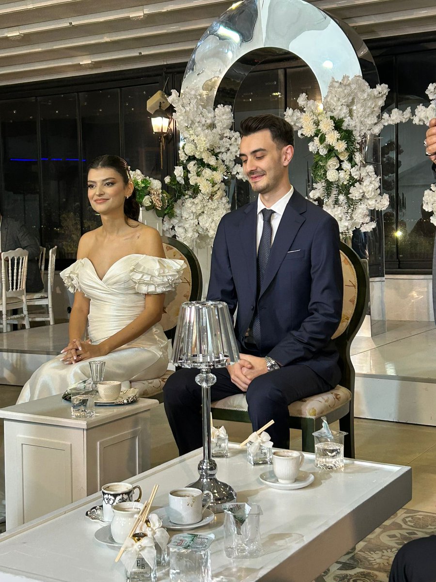 Grubumuzun değerli üyelerinden Berkcan Bakıcı, Eda Hanımefendi ile nişanlanmıştır.
Berkcan &amp; Eda çiftini tebrik eder, ömür boyu mutluluklar dileriz.