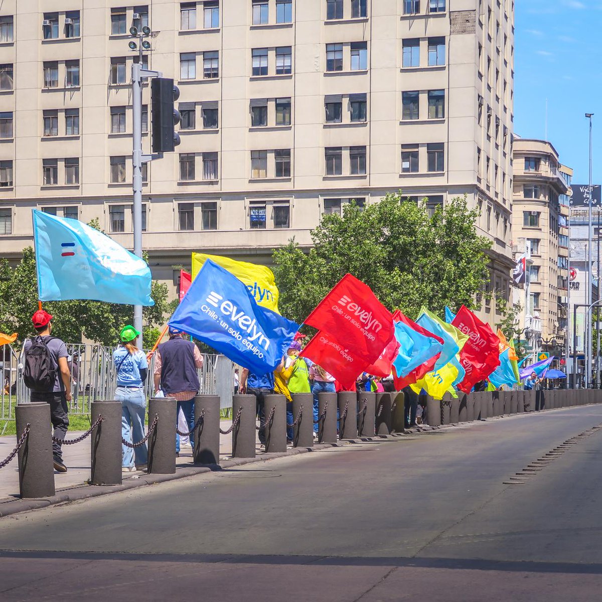 udisantiago's tweet image. Gran Bandereo por @evelynmatthei frente al palacio de La Moneda del Comando Santiago de Evelyn Matthei 
#EvelynPresidenta #ChileUnSoloEquipo Vamos a Recuperar Chile!!