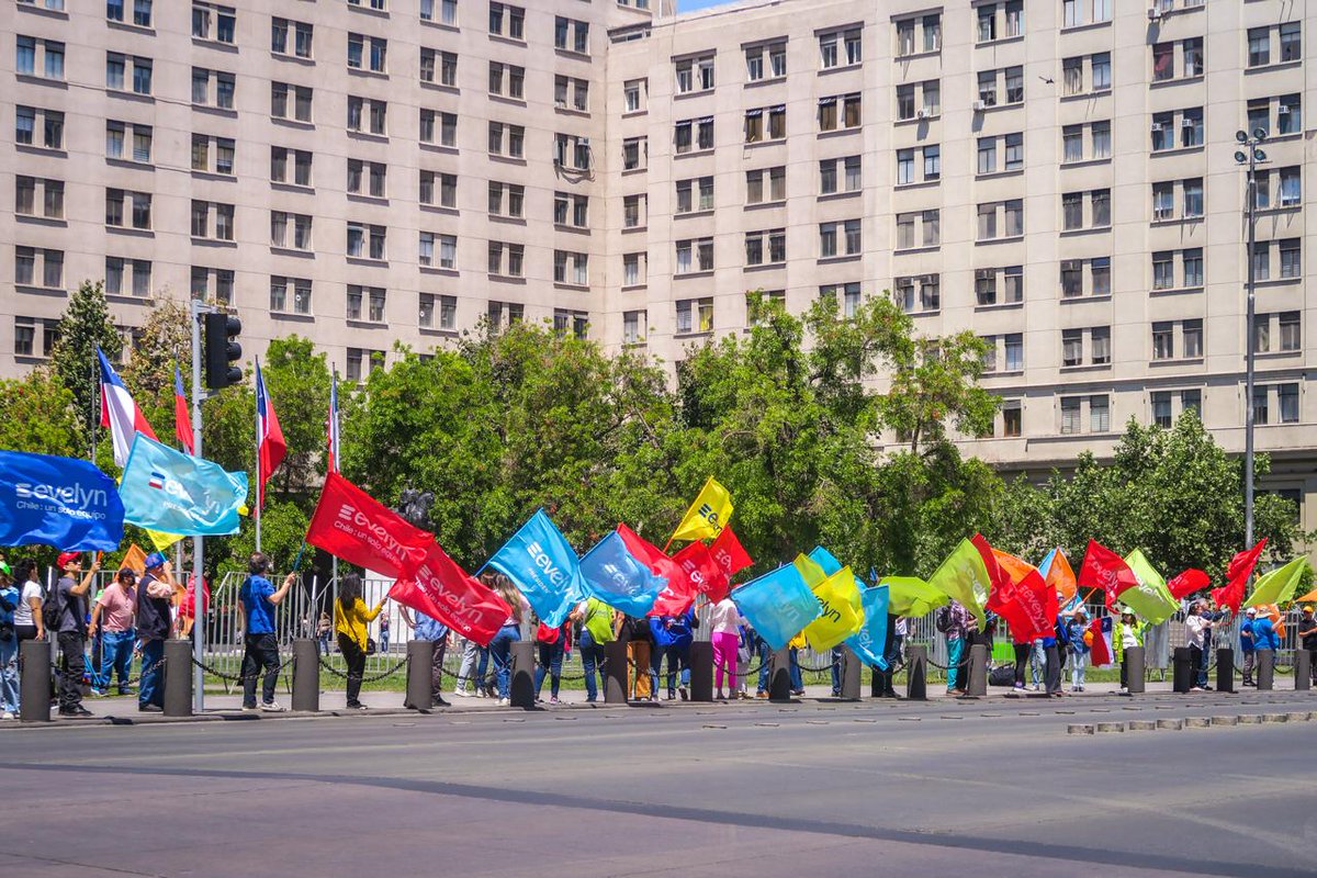 udisantiago's tweet image. Gran Bandereo por @evelynmatthei frente al palacio de La Moneda del Comando Santiago de Evelyn Matthei 
#EvelynPresidenta #ChileUnSoloEquipo Vamos a Recuperar Chile!!