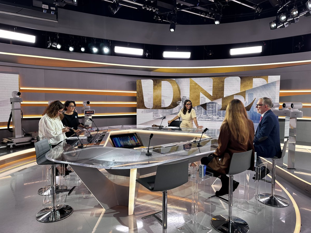 MaximeLherbat's tweet photo. La France face à une nouvelle forme de terrorisme
En ce moment sur @LCI #canal15, un plateau quasi-exclusivement féminin autour de @margothaddad : @MurielDomenach, @MaurineBajac , @LaureneRenaut et… @jdomerchet! https://t.co/nMfyKsRQC2