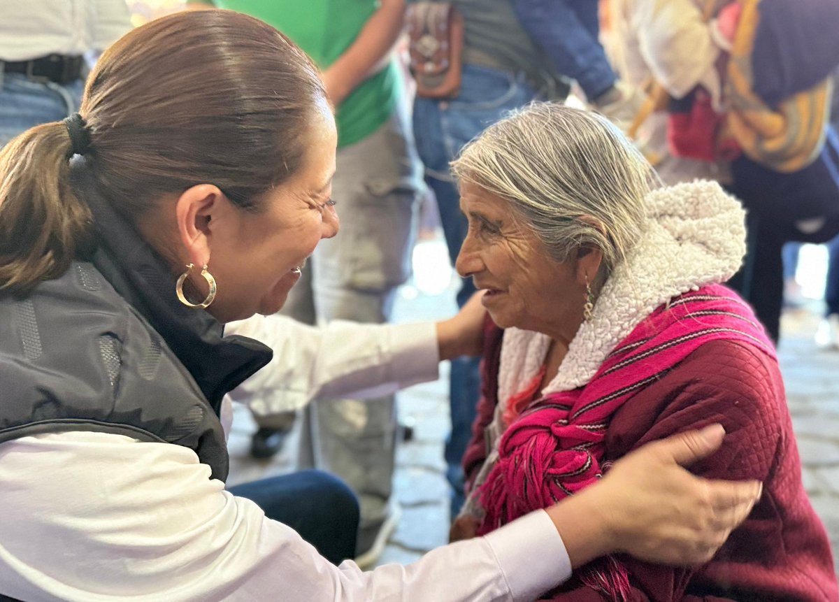 artemisa_laura's tweet photo. Escuchar las historias de las mujeres me inspira a continuar con más fuerza y un gran compromiso.

Agradezco a cada una de las poblanas que me permiten escucharlas y atenderlas.

Vamos juntas.

#PorAmorAPuebla ♥️
#PensarEnGrande 👏🏽 https://t.co/CvJVD5b5Zq
