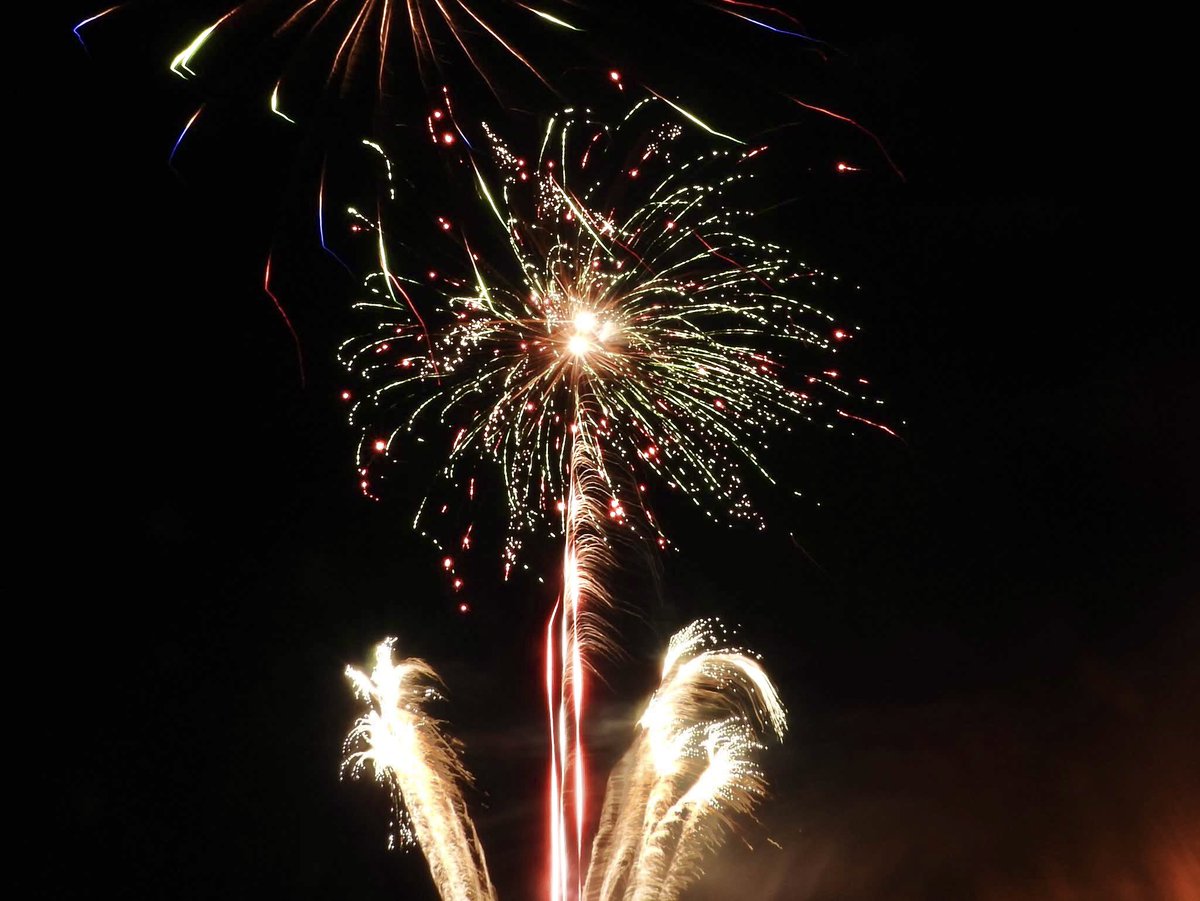 tompolkey's tweet photo. More captures of the fireworks at Castor last night this time with the camera in firework mode 7/11/2025 #fireworks #fireworksdisplay #fireworkshow #fireworksnight #fireworksphotography #FireworksFun #5thnovember #guyfawkes #guyfawkesnight #photography #photographylovers https://t.co/MqHlC9w3Pp
