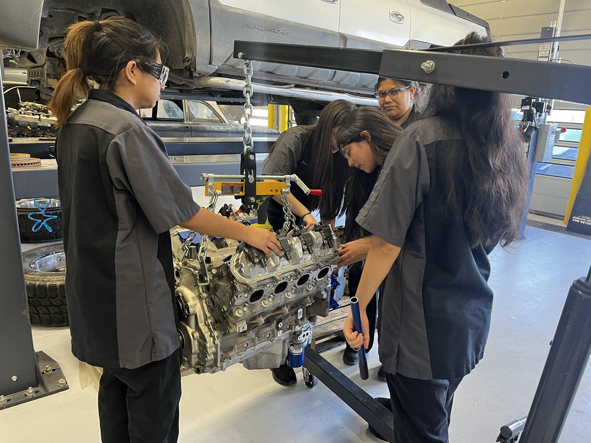 YsletaISD's tweet photo. Checking in with our autotech students. 🚘🔧🧰 https://t.co/6P3UycLUAe