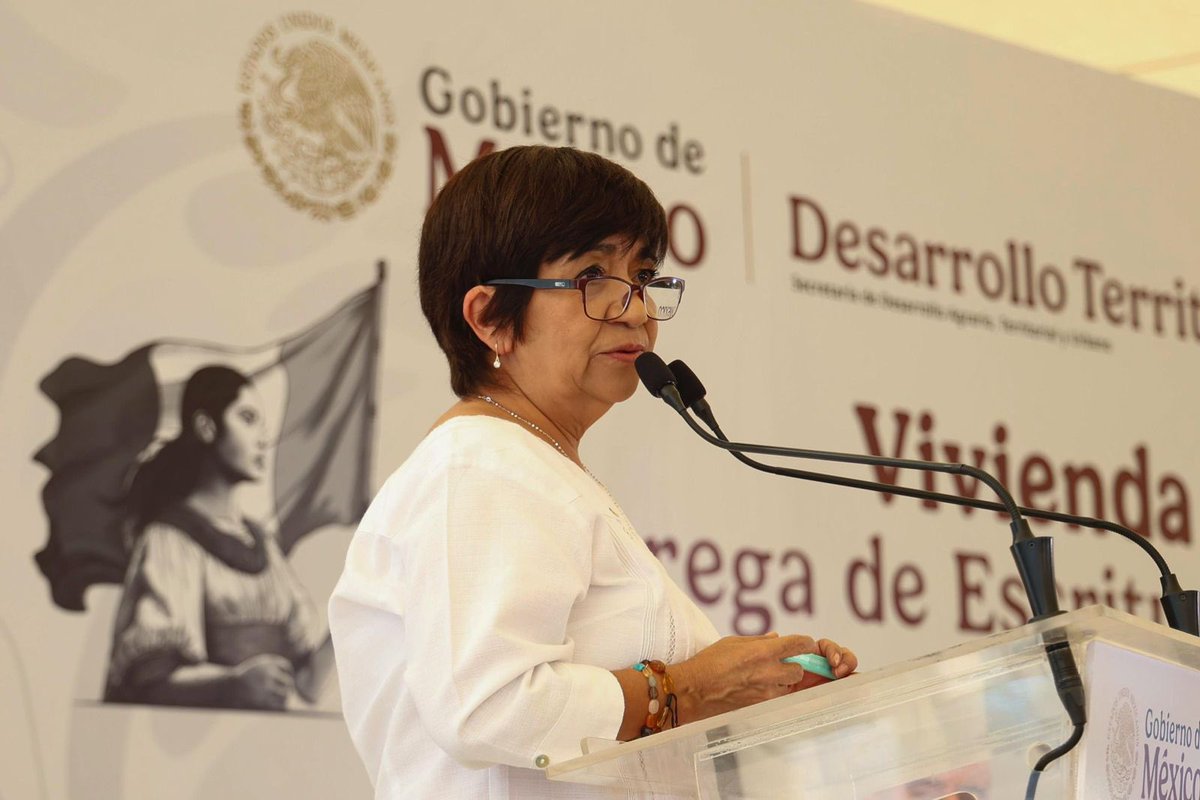 A_MontielR's tweet image. En Tepic, #Nayarit, acompañé a la presidenta @Claudiashein a la entrega de escrituras y la condonación de deudas.
Más familias hacen realidad su derecho a un patrimonio seguro y digno, para vivir con tranquilidad y bienestar.

@MiguelANavarroQ @OctavioRomero_O @EdnaElenaVegaR1…