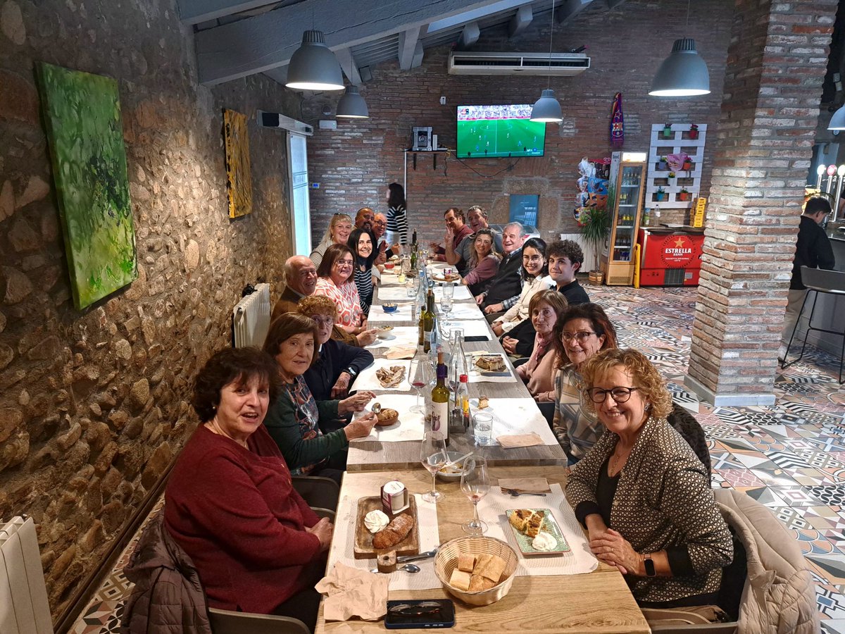 . Mantenint les tradicions amb bons amics i amigues! 💞
. Gràcies <a href="/tgarciarecasens/">TeresaGarciaRecasens🎗</a> i <a href="/peregarcia63/">Pere Garcia Recasens</a> per l'acollida 
#festadelaratafia
#santacolomadefarners
