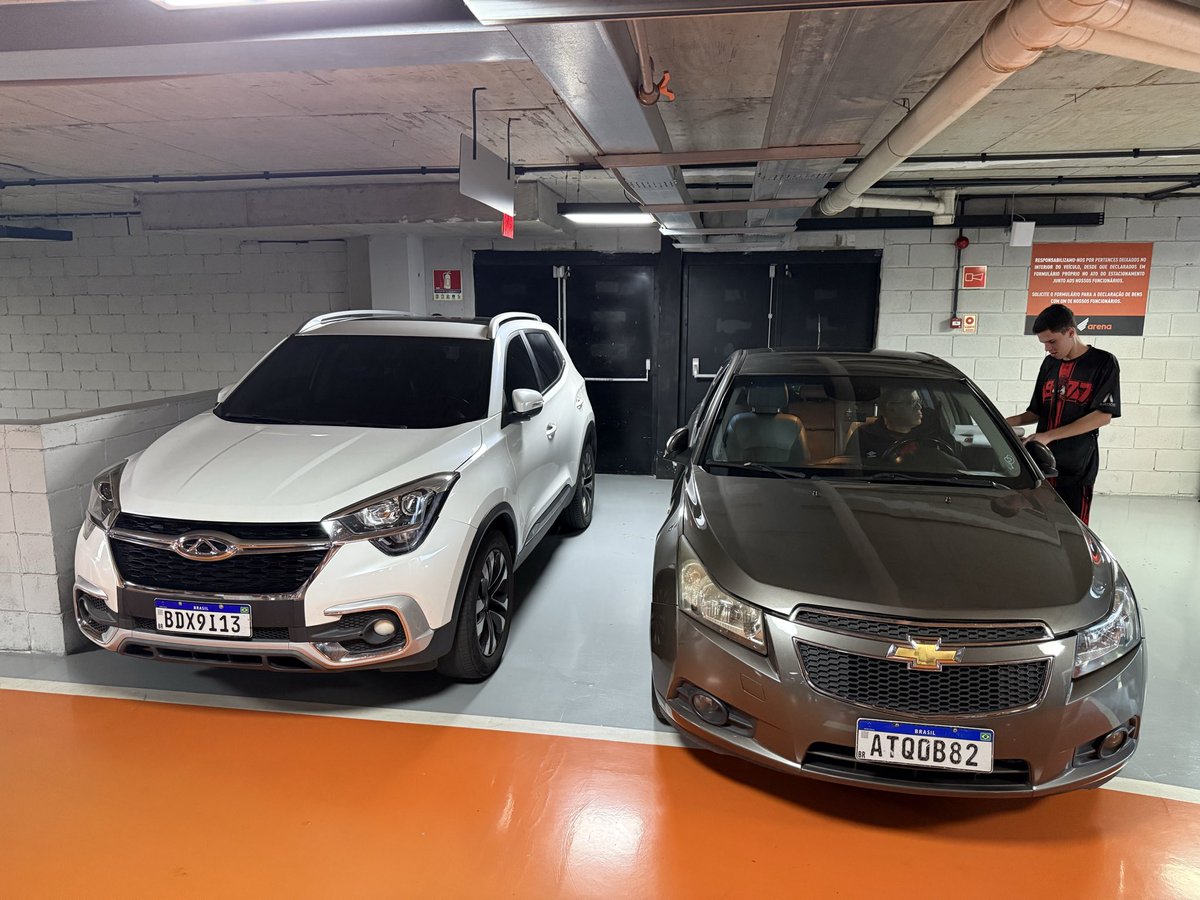 zecella's tweet photo. Atenção @pmproficial, no estacionamento do @AthleticoPR agora, os responsáveis permitiram que 2 carros estacionassem no local do extintor e 2 saídas de emergência. https://t.co/6BrOgLd5kh
