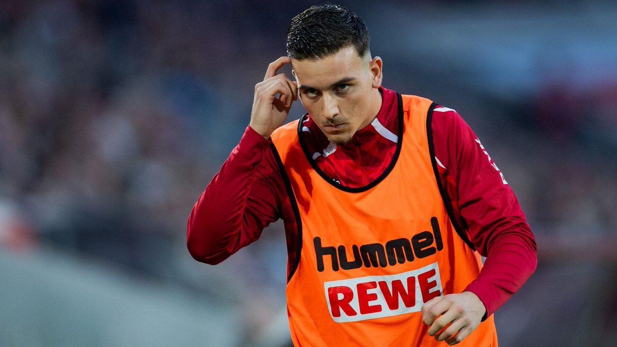 🚨 Vermisstenanzeige – Said El Mala

Seit Wochen unauffindbar.
Zuletzt kurz beim Aufwärmen gesichtet – danach keinerlei Lebenszeichen auf dem Platz.
Ballkontakte: verschollen.
Zweikämpfe: nie angekommen.
Laufwege: geheim.
Trikot: weiterhin makellos.