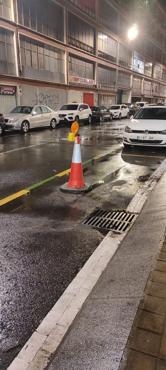 Suele ser habitual en el <a href="/Mercadona/">Mercadona</a> de Deusto. Aunque tienen contratado el vado de 21:00 a 9:00, lo utilizan cuando quieren. Su sistema: ponen un cono con una luz y no dejan que nadie aparque. Y nadie les multa por ello. Estas fotos son de hoy a las 20:00. <a href="/bilbao_udala/">Bilbao [Udala - Ayuntamiento]</a>