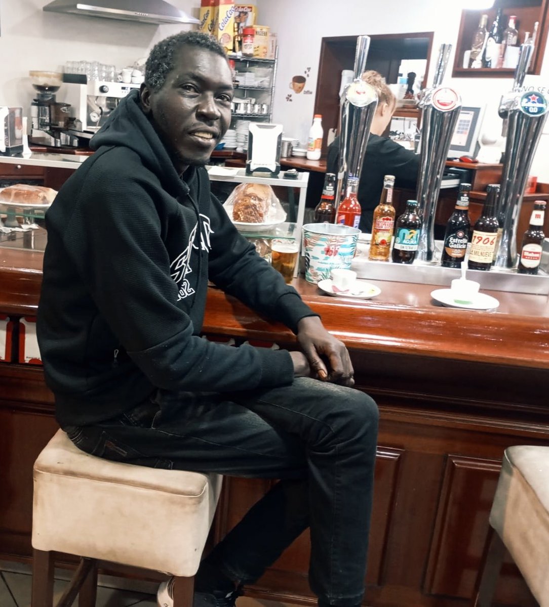 Quand on ne sait plus
On voit ce que l'on veut
Car je ne sais plus
Combien de filles j'aime
Car j'aime ma plume
Je n'existe pas
Quand on ne sait plus où on va
On s'accoude au bar
Essayant de voir un peu plus clair
Quel rêve
Juste quelques fois
Vient en nous
Je veux juste peindre