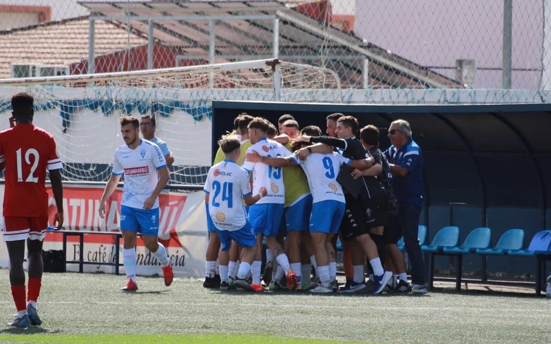 Tic tac, tic tac …solo quedan horas  para el partido contra el <a href="/_Doshermanascf/">Dos Hermanas CF 1971</a> . Mañana a las 12.00 necesitamos vuestro apoyo.
Necesitamos volver a estar juntos💪💙🤍
Necesitamos esto…
