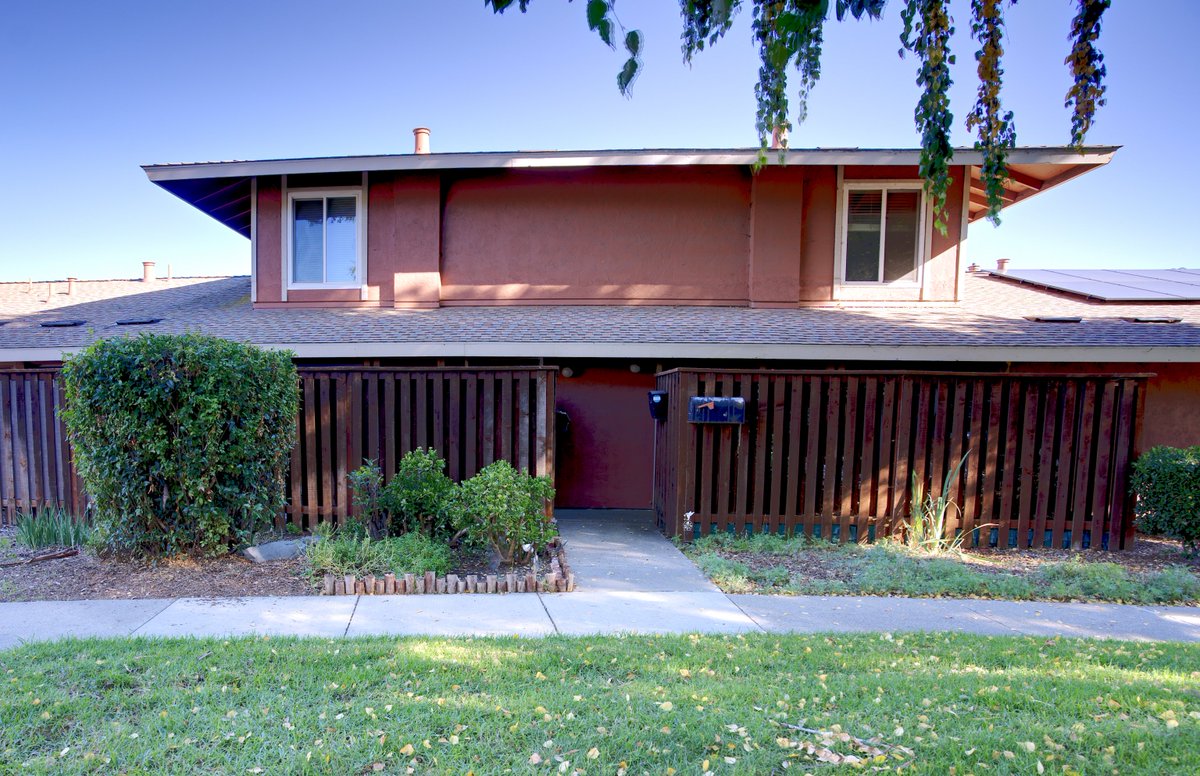 GregSouzaRealty's tweet photo. Huge Value Listed for $340,000. 2 bed, 1.5 bath, 1 carport, pool, across community park. Open today 1:30-4. 2027 Olivera Rd Unit C, Concord https://t.co/r2INGR25Hc