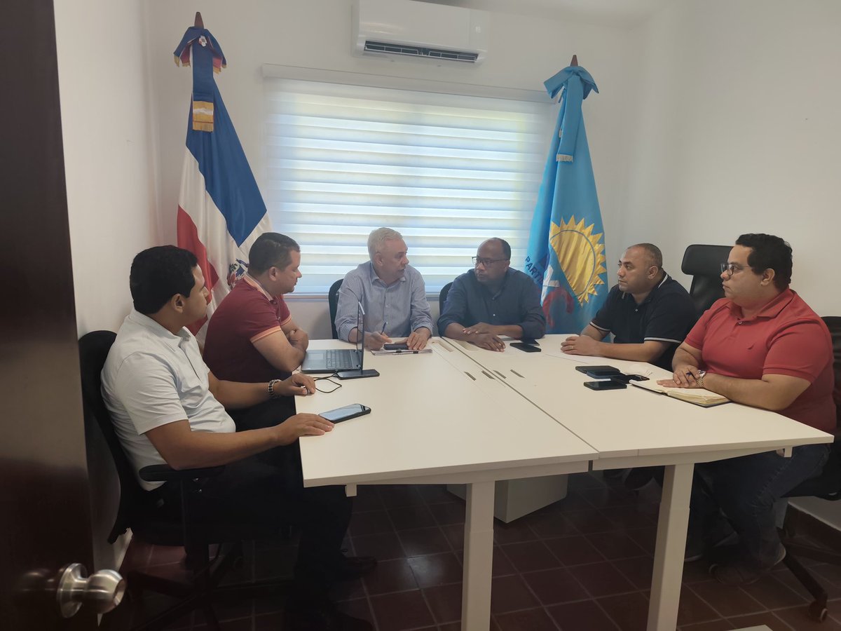 Parte de la Dirección Nacional del Partido DxC reunida en nuestro local de Santiago de los Caballeros, afinando el borrador de plan de trabajo que presentaremos ante los Consejos Político y Ejecutivo, a celebrarse en este mes de noviembre y diciembre, respectivamente.

#DxC