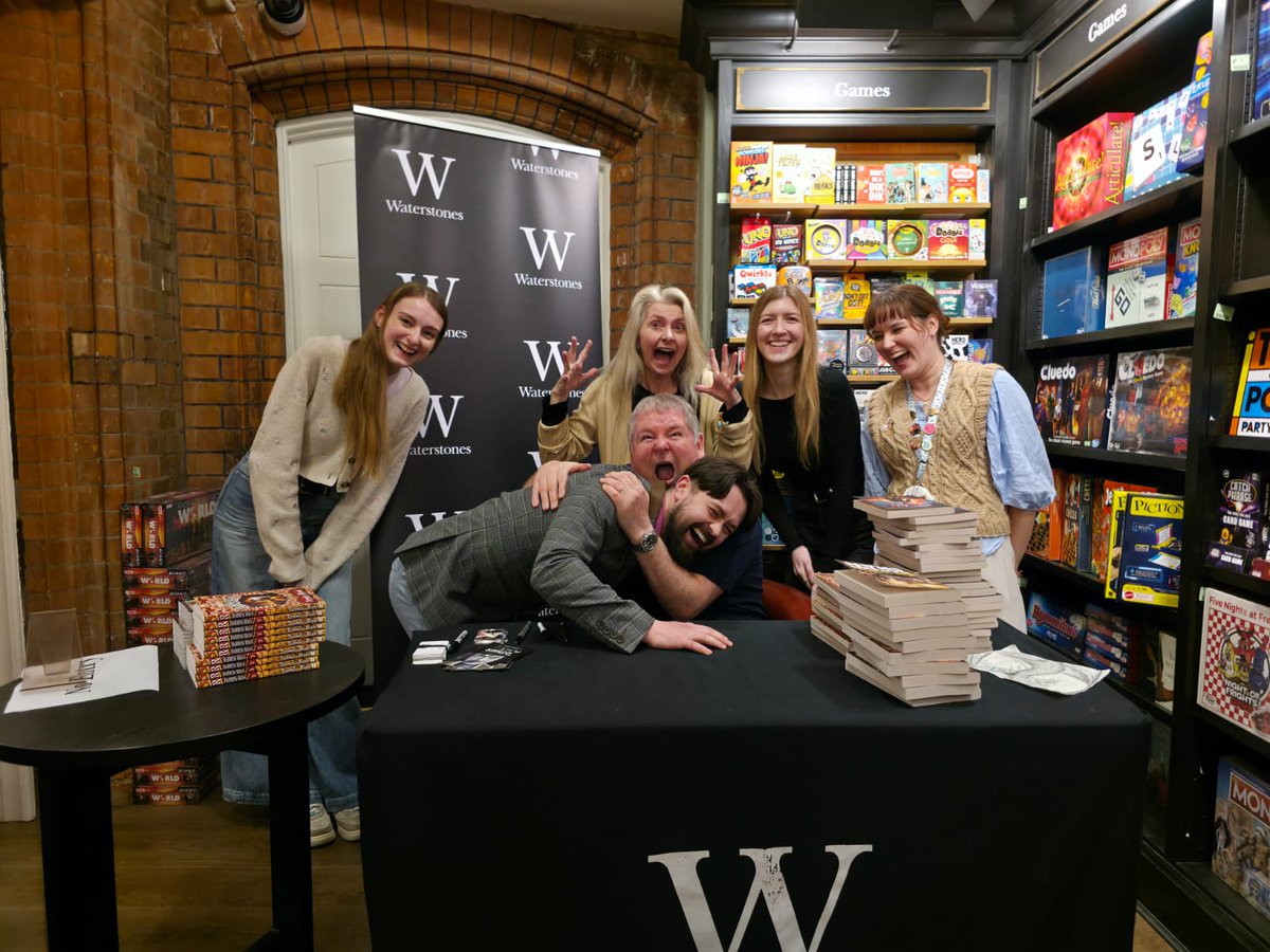 Waterstones Reading tweet media