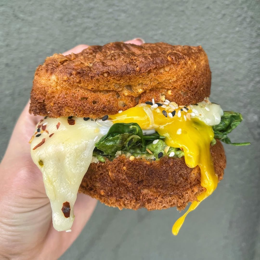 Lowcarbjiji's tweet photo. #dEATs: Breakfast Sandwich
• gluten-free bun
• 1/2 avocado, smashed
• 2 handfuls of sautéed spinach, cooked with salt and pepper
• 1 fried @vitalfarms egg with everything but the bagel seasoning
• melted hot pepper jack cheese 🤤
By: @chickpeachick_
#keto #healthyrecipes https://t.co/OaDvvLgVf0