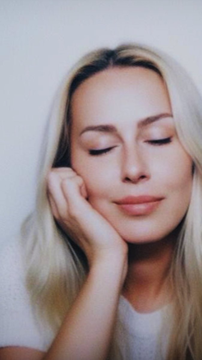 Ben soğukla sıcak, gezle göz, keşifle mucize, yalanla gerçek, cesaretle korkaklık arası bir yerdeyim... 

SeN NeRDeSiN____❓❔