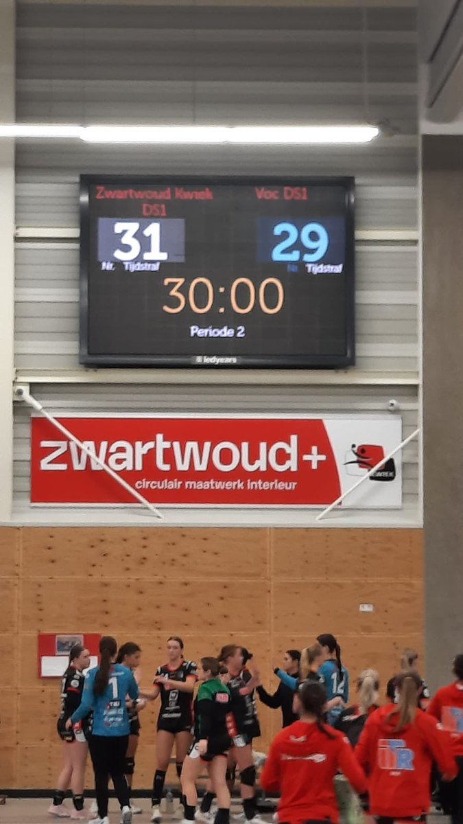 En het is <a href="/hvkwiek/">PCA Kwiek</a> dat de winst pakt in de topper tegen <a href="/VOCHandbal/">VOC Amsterdam</a> en houdt de eerste concurrent onder zich.