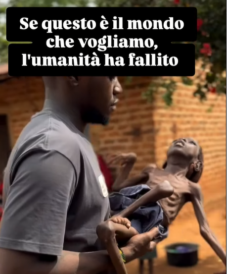 In Sudan c'è in atto una tragedia che supera ogni comprensione della mente umana .
Nell'indifferenza dei media migliaia di bambini muoiono di fame a causa di una guerra tra fazioni .
Le notizie della guerra in Sudan sono sempre più terribili dopo la caduta di El- Fasher, capitale