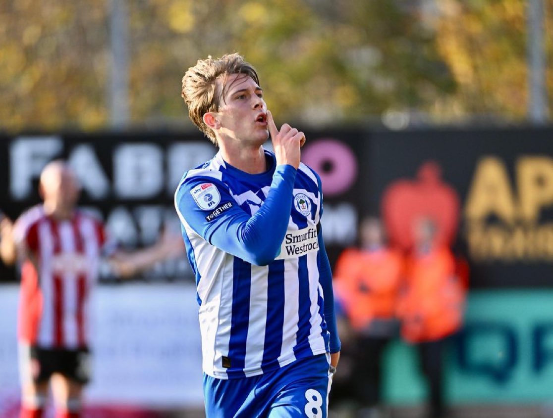 LeagueOne25's tweet image. Wigan Athletic midfielder Callum Wright who’s on loan from Plymouth Argyle making his point to the Exeter City fans today

#wafc #pafc