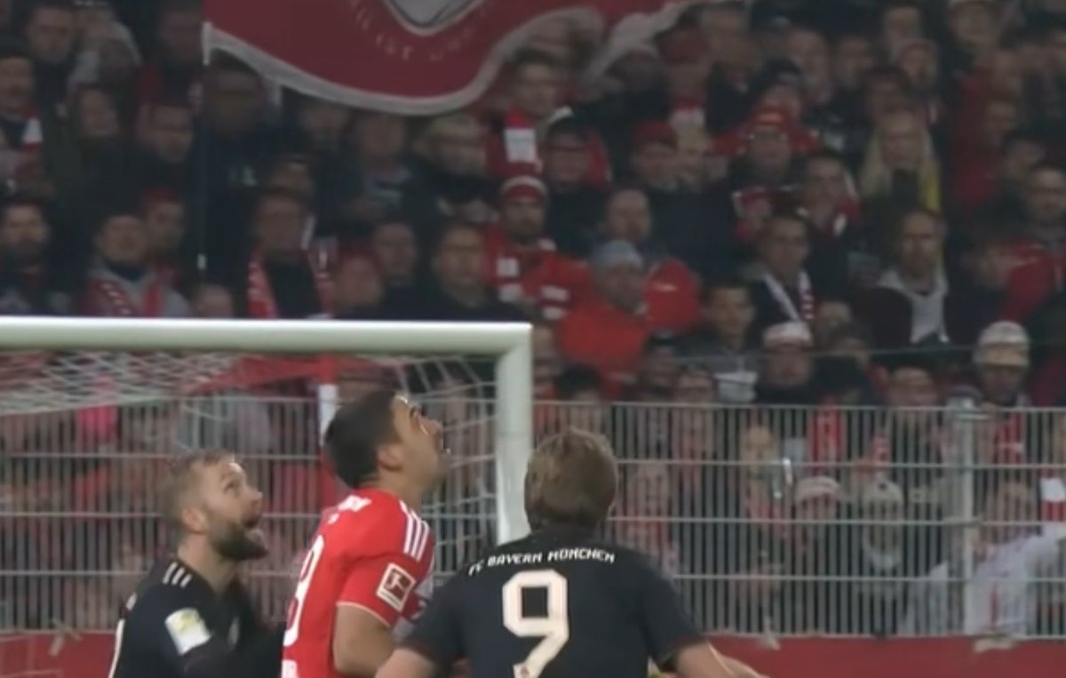 graefe_manuel's tweet image. #Bundesliga #FCUFCB #FCB
Glück,dass es bei 1:1 kein Handelfer gg Bayern/Laimer gab:
Kane schubst/schiebt Khedira in Laimer, der sich aufstützen will&amp;amp;Ball lange?sehend beide Arme gegnerorientiert einsetzt-&amp;gt;so keine natürliche Armhaltung &amp;amp;spielt/wehrt mitder Hand den Ball ab-Elfer!