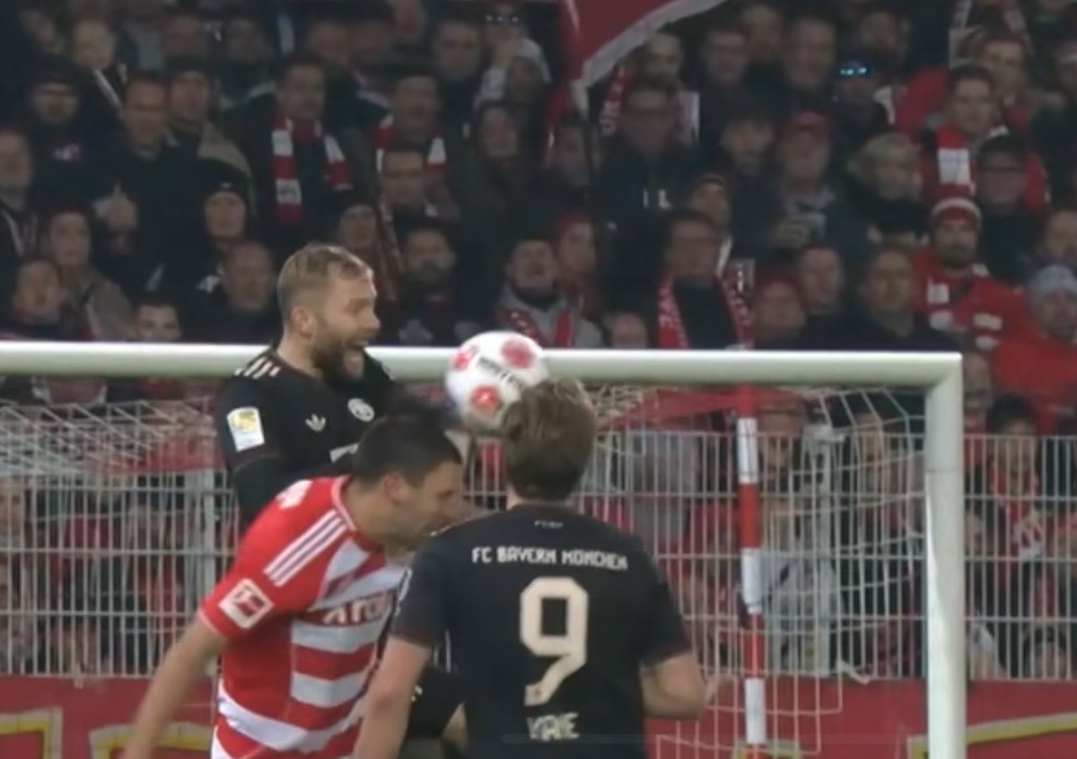 graefe_manuel's tweet image. #Bundesliga #FCUFCB #FCB
Glück,dass es bei 1:1 kein Handelfer gg Bayern/Laimer gab:
Kane schubst/schiebt Khedira in Laimer, der sich aufstützen will&amp;amp;Ball lange?sehend beide Arme gegnerorientiert einsetzt-&amp;gt;so keine natürliche Armhaltung &amp;amp;spielt/wehrt mitder Hand den Ball ab-Elfer!