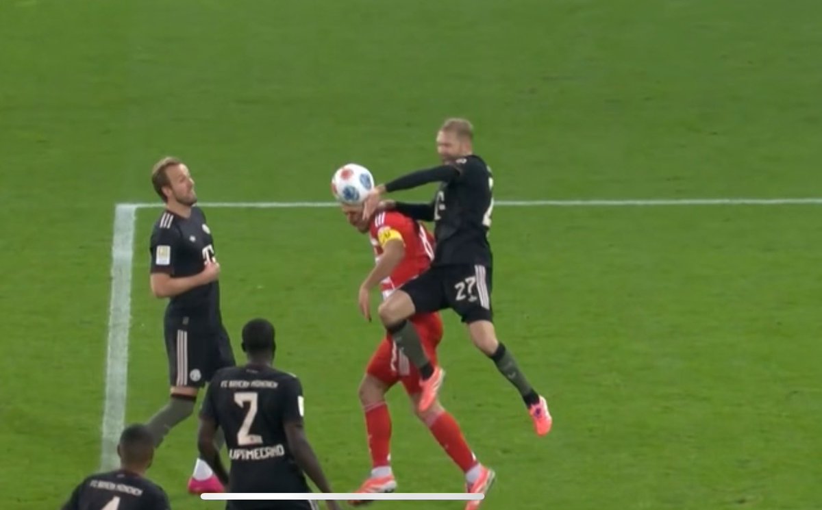 graefe_manuel's tweet image. #Bundesliga #FCUFCB #FCB
Glück,dass es bei 1:1 kein Handelfer gg Bayern/Laimer gab:
Kane schubst/schiebt Khedira in Laimer, der sich aufstützen will&amp;amp;Ball lange?sehend beide Arme gegnerorientiert einsetzt-&amp;gt;so keine natürliche Armhaltung &amp;amp;spielt/wehrt mitder Hand den Ball ab-Elfer!