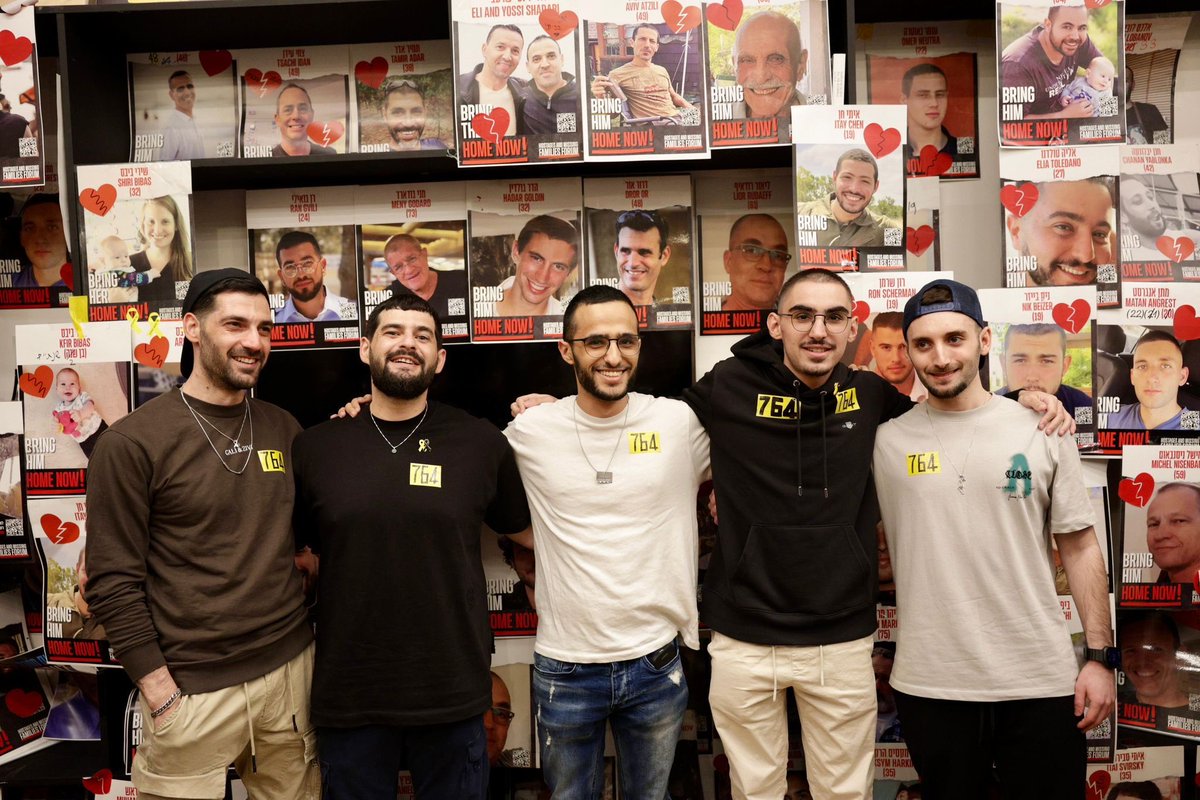AvivaKlompas's tweet photo. It’s like looking at a miracle 💛

Released hostages Gali and Ziv Berman, Nimrod Cohen, Rom Braslavski and Matan Angrest stand together. 

📷 Alon Gilboa https://t.co/aJPtHsVLYW