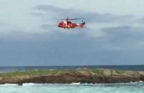 Tragedia en A Coruña: Fallece un pescador arrastrado por una ola en O Portiño 21noticias.com/2025/11/08/tra…