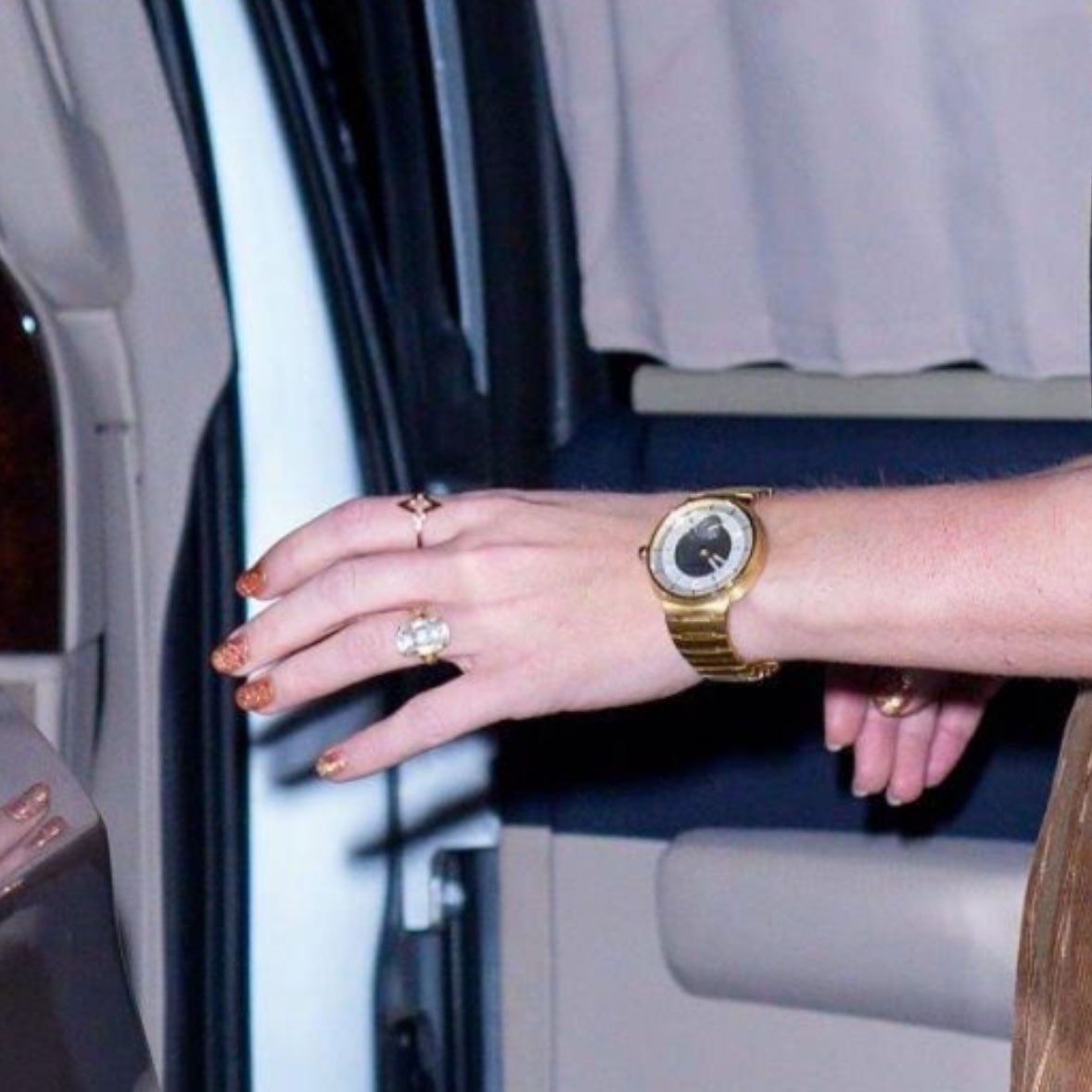 Trae las uñas showgirl otra vez. Alerta máxima