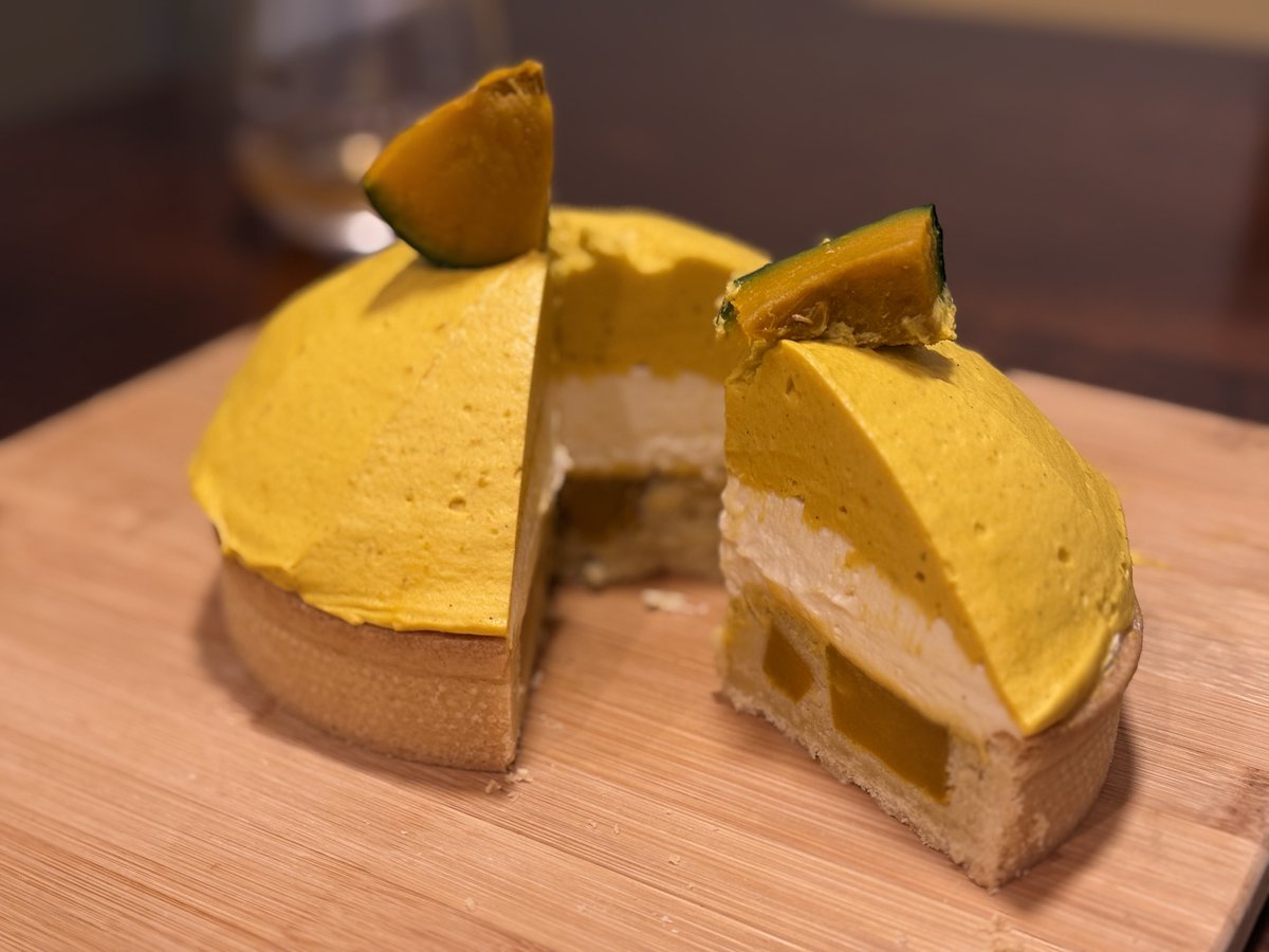 willkeiichi's tweet photo. cooked Kabocha Pumpkin Mont Blanc🍰

今回はかぼちゃのモンブランを作ってみました。レシピは @Lessensciel2 先生のオンラインレッスンのものを参考にしました🧑‍🍳 11/7が誕生日だったので、自分へのバースデーケーキでもあります🍾
#レソンシエルレシピ #homemadesweets https://t.co/P5DUbaBlQK