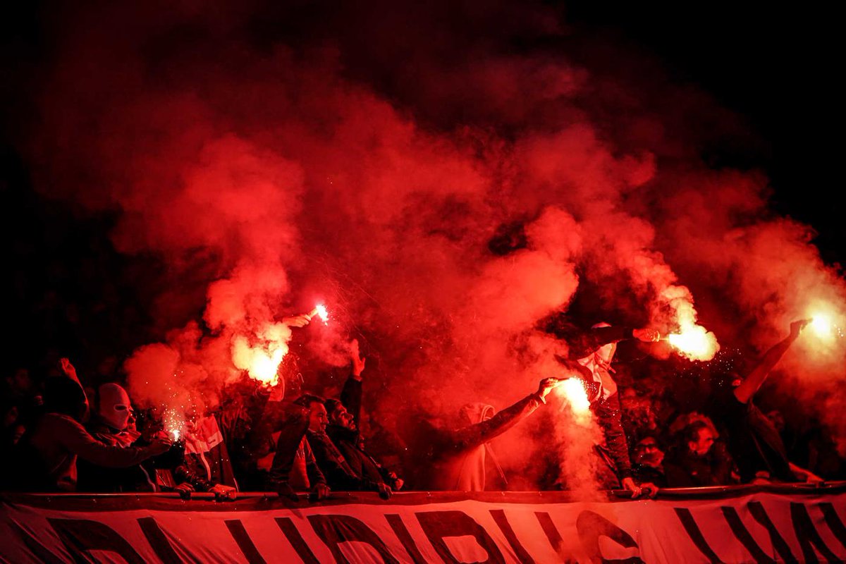 Fecharam as urnas.

Amanhã não me interessa quem é o presidente, será o meu presidente!

Não me interessa quem votou em quem. Irei gritar junto a todos, na bancada, pelo nosso BENFICA!

Amanhã só interessa o Benfica a Ganhar...Ganhar...e Ganhar! ❤️
