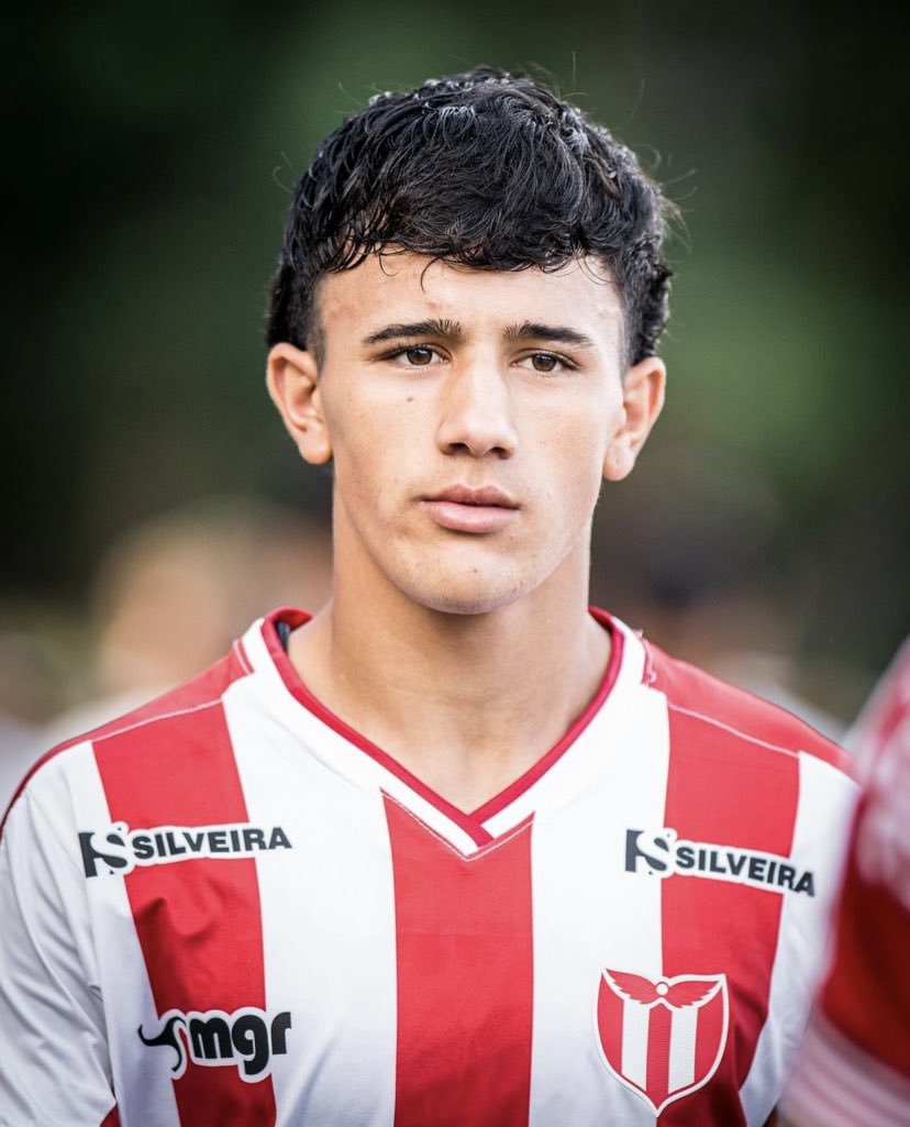 Gracias Agustin por tanto futbol. Ojala puedas quedarte en la A y romperla.

Crack total.