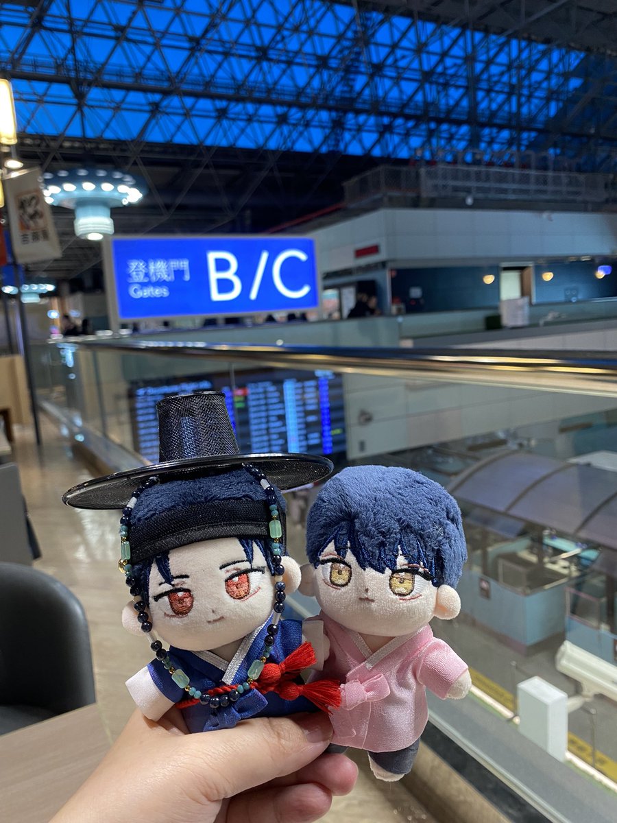 mikkichi63's tweet photo. 韓國我來啦！
希望可以順利參加咖啡廳的活動！
沒有手機可以預約真不安！
這次可以穿著可愛的韓服拍照太開心了😚 https://t.co/O7BO1IURpF