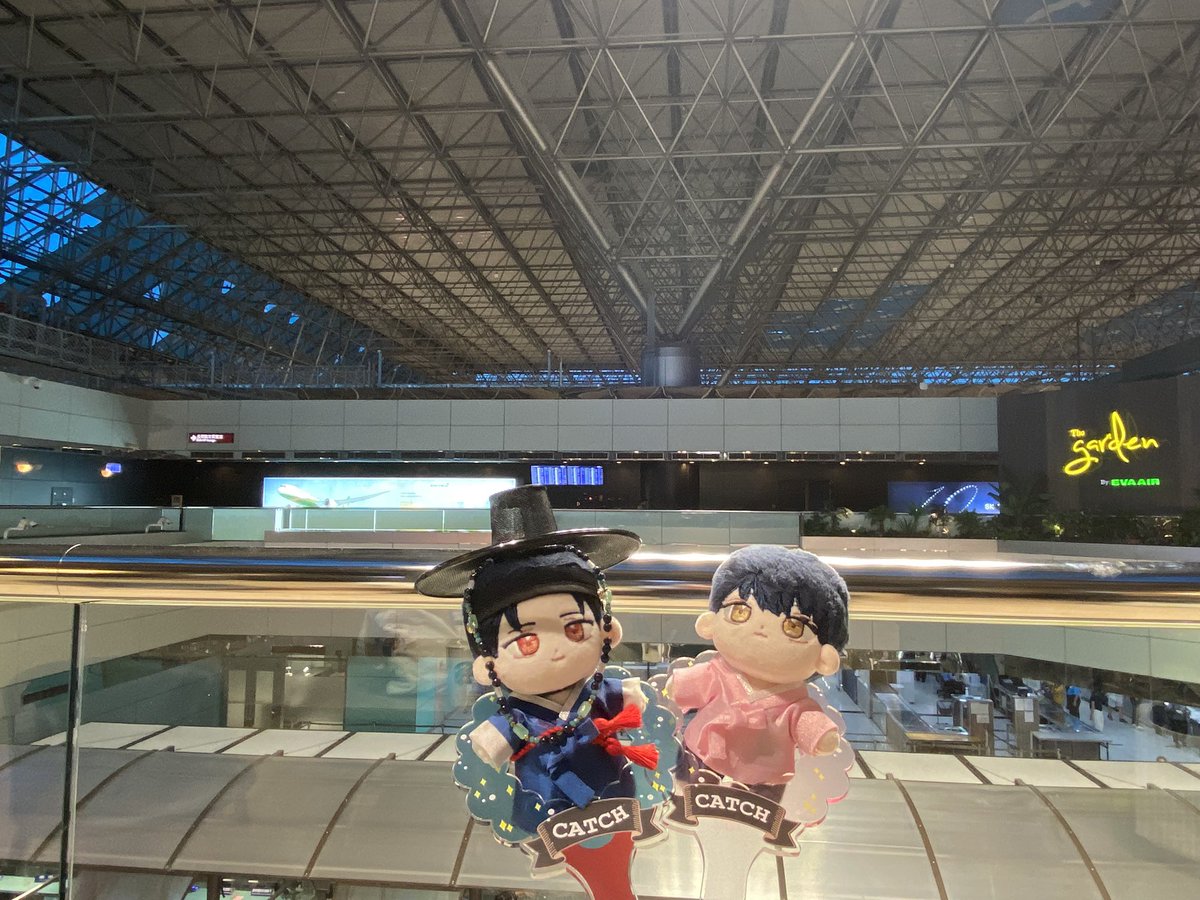 mikkichi63's tweet photo. 韓國我來啦！
希望可以順利參加咖啡廳的活動！
沒有手機可以預約真不安！
這次可以穿著可愛的韓服拍照太開心了😚 https://t.co/O7BO1IURpF