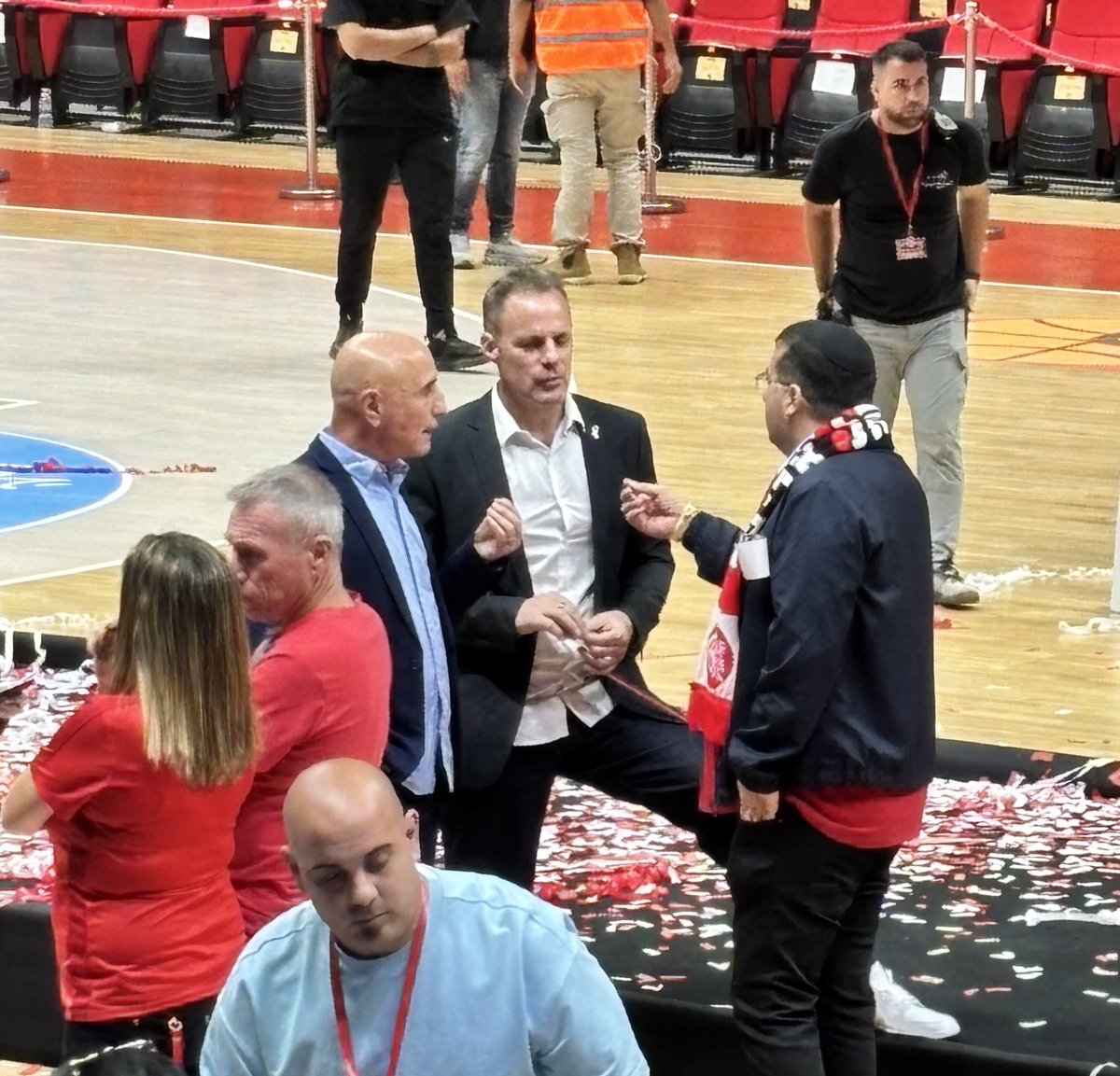 ככה סודות בחברה? לא יפה