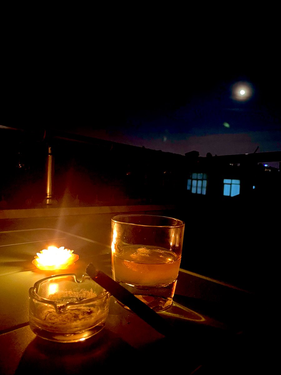 Kapatın şehrin ışıklarını…
🚬🚬🚬
🥃 🥃🥃