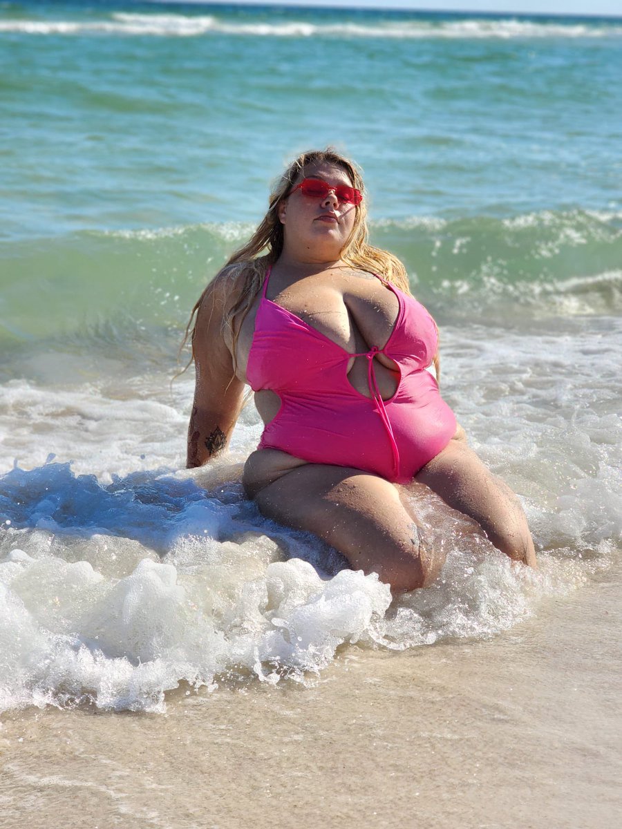 Куннилингус жалап жатқан бейнені қарау