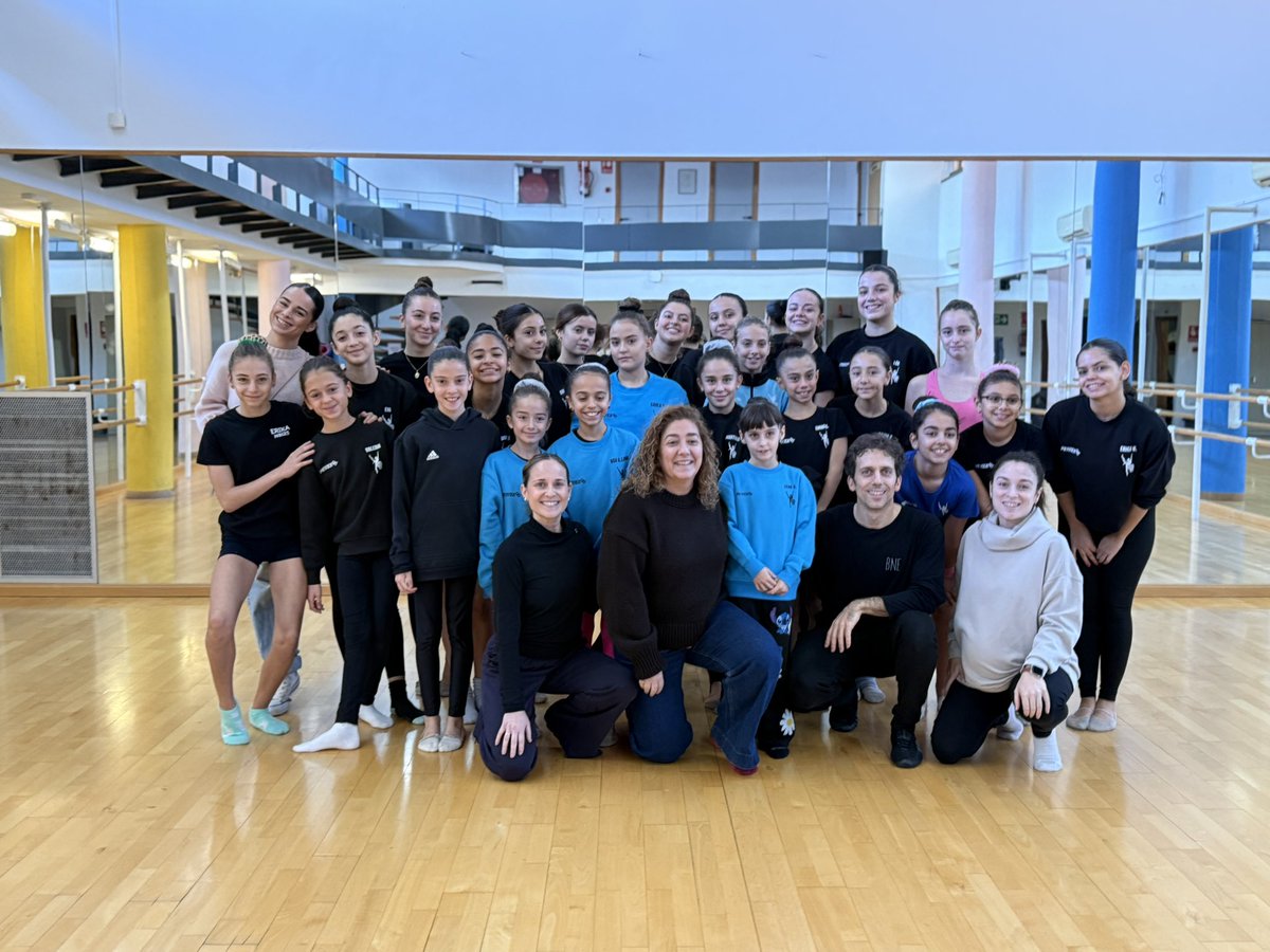 Cada día confirmo que elegir la danza fue una de las mejores decisiones de mi vida. Gracias a mis padres por su sacrificio y a Eduardo Martínez y <a href="/MercedesULEG/">Mercedes Neria</a> por inspirarnos hoy en Leganés con su pasión y entrega 💃✨
#Danza #Leganés #EduardoMartínez #PasiónPorLaDanza