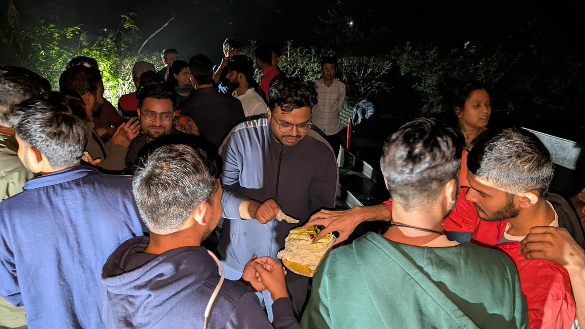 socialistnay's tweet photo. माननीय @yadavtejashwi तेजस्वी यादव जी को जन्मदिन की हार्दिक शुभकामनाएं।हम लोग कई सालों से नेता जी का जन्मदिन पूरे उत्साह और प्रेम से मनाते आ रहे हैं।

बस एक ही बात कहना चाहते हैं-
जियो बिहार के लाला, जियो हजारों साल! 🙏❤️
आपने जिस सकारात्मकता से बिहार में रोज़गार दिये और बेरोज़गारी की लड़ाई को मज़बूती से लड़ा और वर्तमान में लड़ रहे हैं। आप इतिहास के पन्नों में अवश्य अंकित होंगे।

आपका नेतृत्व, संघर्ष और बिहार के युवाओं के लिए समर्पण हम सबके लिए प्रेरणा है।

बहुत-बहुत बधाई नेता जी!❤️

#Tejaswiyadav