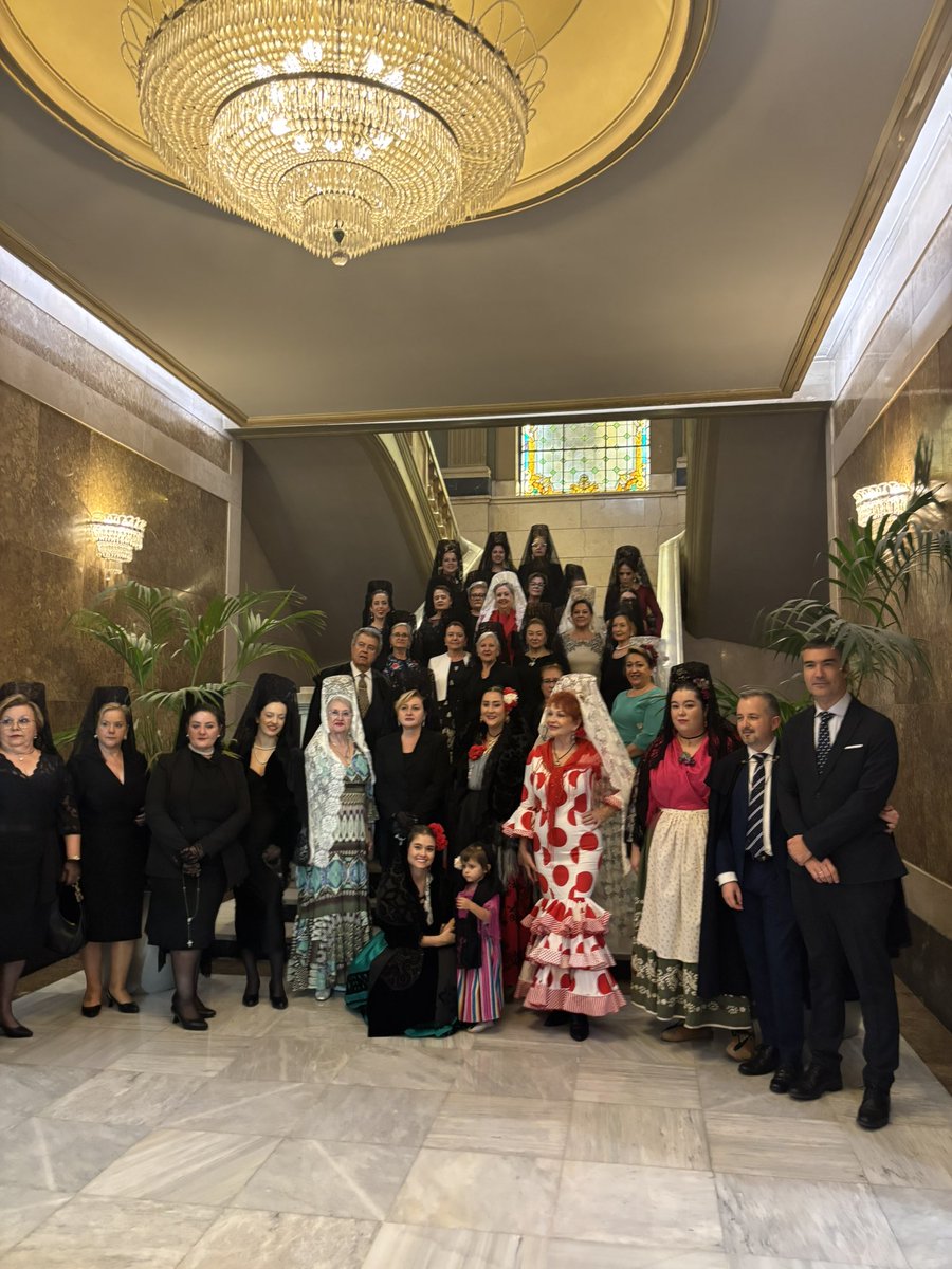 estareaquimismo's tweet image. Pasacalles con motivo del congreso de Mantilla Española por las calles del centro #exitazo Enhorabuena a la Hermandad de Servitas de María Santísima de las Angustias por la organización #seguimos