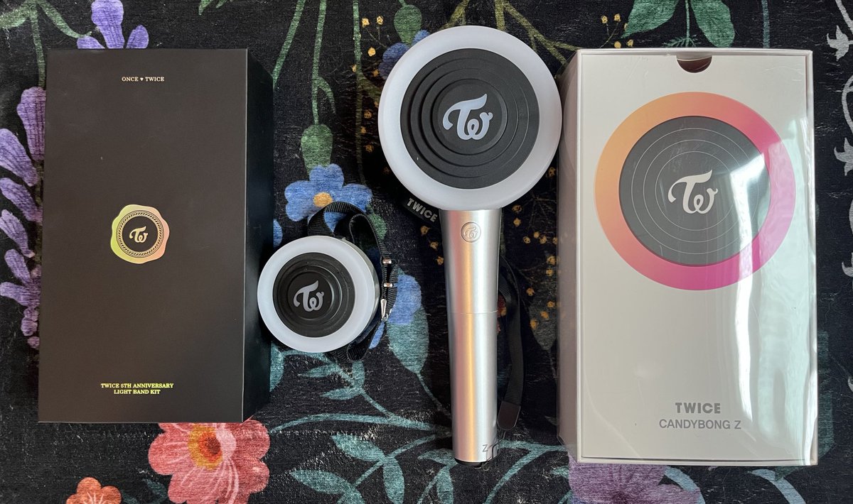 TXT_moabong's tweet photo. twice candy bongz and twice 5th anniversary light band kit #wts

both for 50
make an offer if you just want one or the other

price incl. shipping, USA only

(oddly enough ive seen twice twice i just dont care to keep these bc ill buy the new lightstick whenever i see them again) https://t.co/AHaOFFezy9