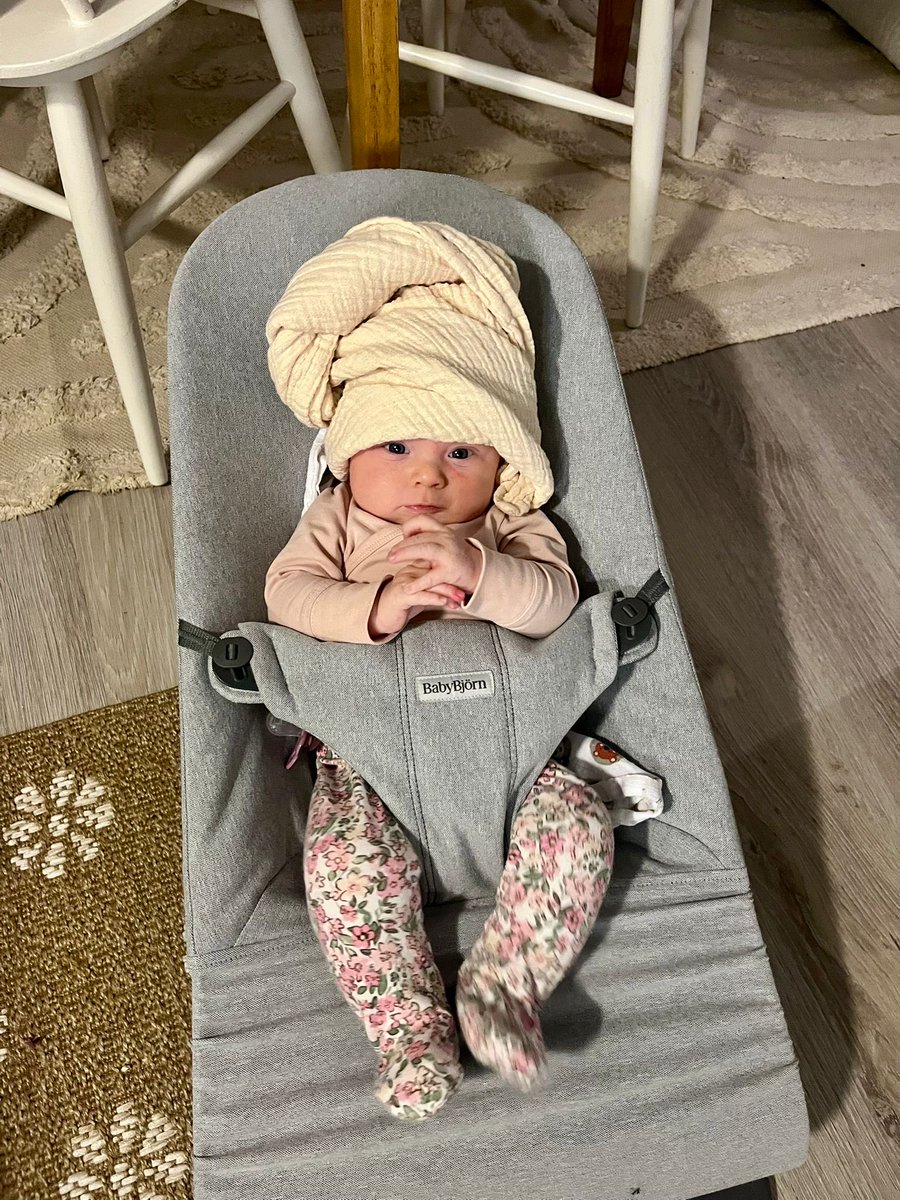 Mun pikku pallero ja öljyhoito päässä.

Huomenna ensimmäinen isänpäivä ❤️