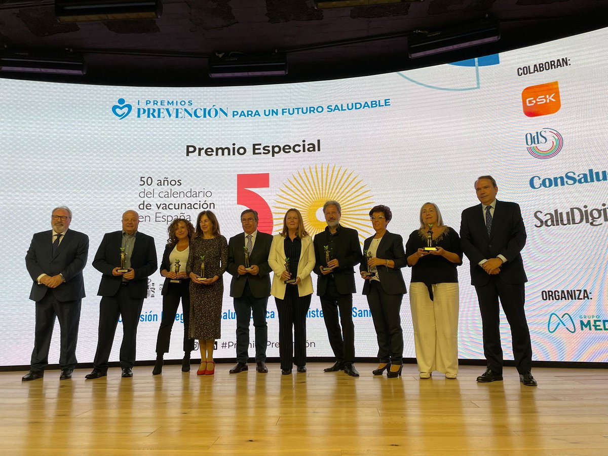 Feliz de recoger el premio para todos mis compañeros que trabajan día a día en <a href="/Salud_JCYL/">Salud JCYL</a> #PremiosPrevención Premio Especial Prevención 2025 a la Comisión Delegada de Salud Pública con motivo del 50º aniversario del calendario vacunal español <a href="/GrupoMediforum/">Grupo Mediforum</a>